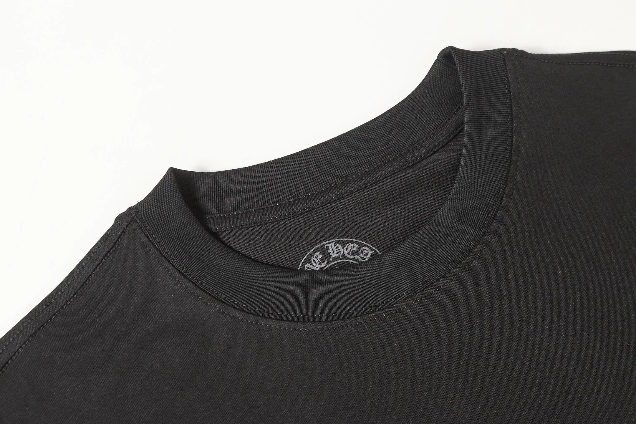 P150 Cross-border running quantity model, please do not place an order if you are pursuing quality - Chrome Hearts/Chrome Hearts Sanskrit leather cross✝️Best-selling short-sleeved T-shirt - High weight, high density and high quality. The wool is soft, delicate and skin-friendly. It feels soft and silky. It has excellent warmth and skin-friendly properties. - Customized weaving and dyeing, no color difference. No matter the fabric or workmanship details, it beats the ordinary version on the market -Colour: black -Size: S M L XL